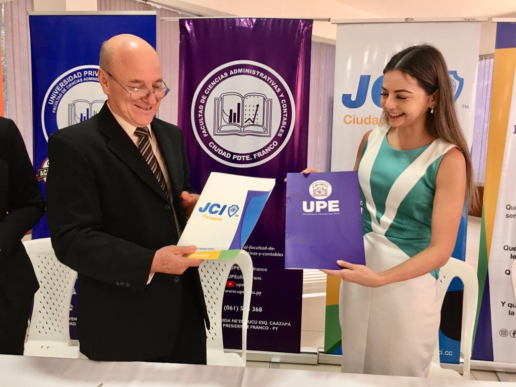 Firma de Convenio entre la Facultad de Ciencias Administrativas y Contables UPE y la JCI Ciudad del Este
